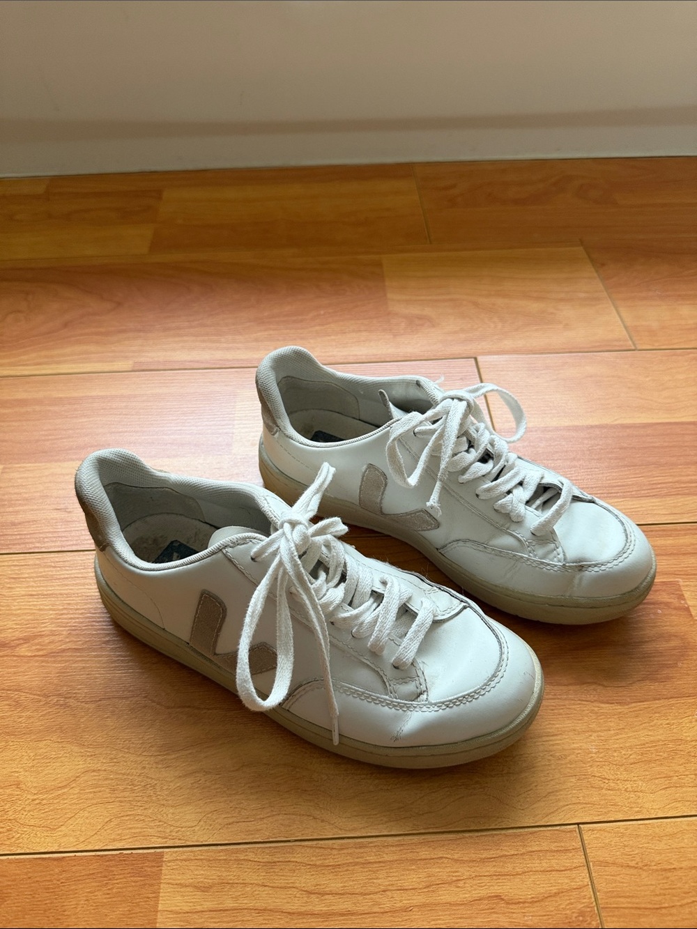 Veja White Leather Low-Top Sneakers with Light Gray V Detail size 5 US